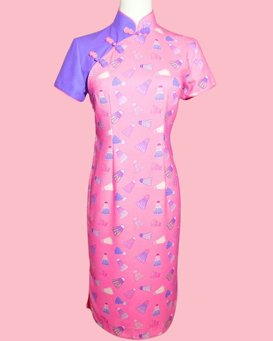 粉红羽毛球配紫袖旗袍