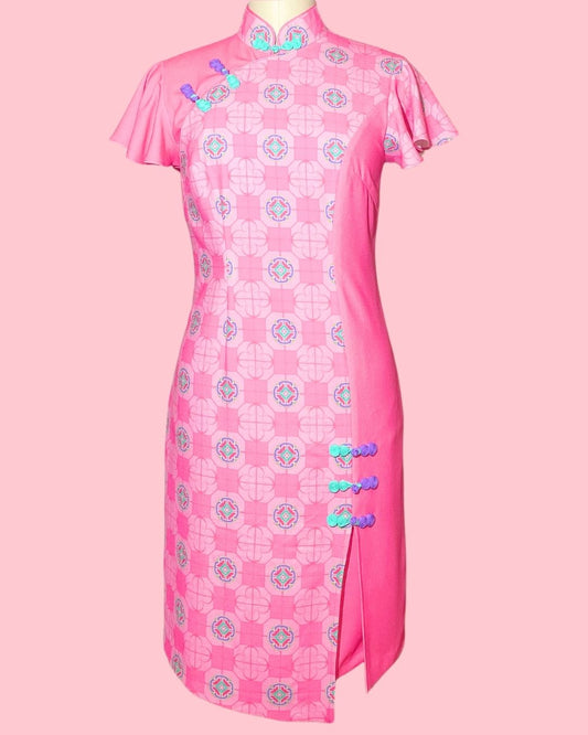 粉红色蓝色滚边旗袍