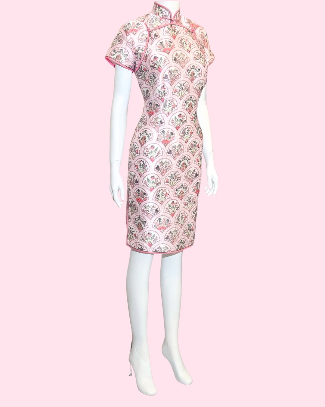 粉色装饰艺术旗袍